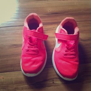 Neon pink girls nike sneakers